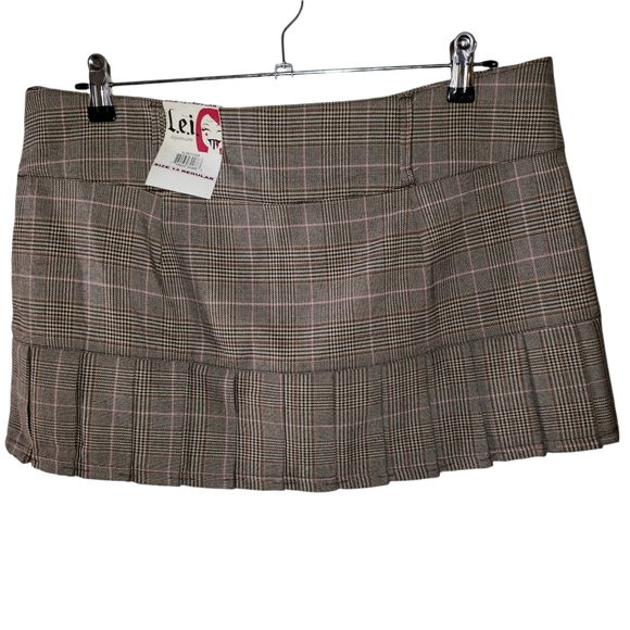 l.e.i. Luxe Drop Waist Pleated Mini Skirt - Picture 2 of 8